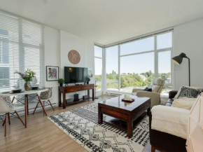 The Bohemian, min 30-Day Stay with Breathtaking Views and Home Office by Victoria Prime!